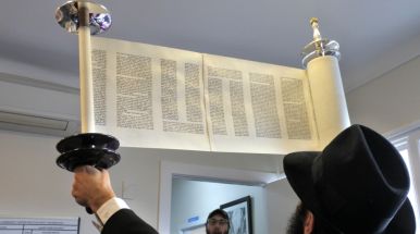 свиток Торы в руках раввина