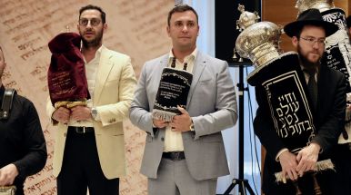 Вадим Жоров дарит свиток торы деловому клубу
