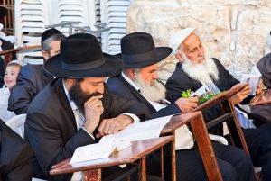 Евреи разного возраста в Израиле