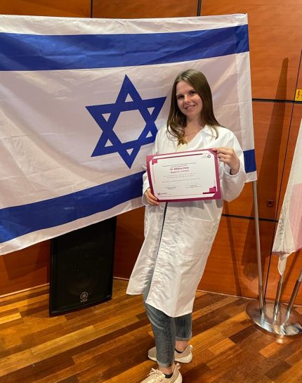 Дарья Бибикова получает сертификат