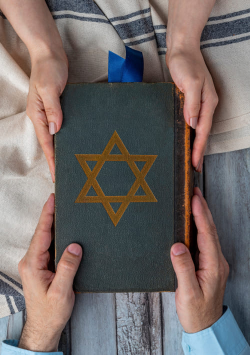 Руки передают книгу со звездой Давида